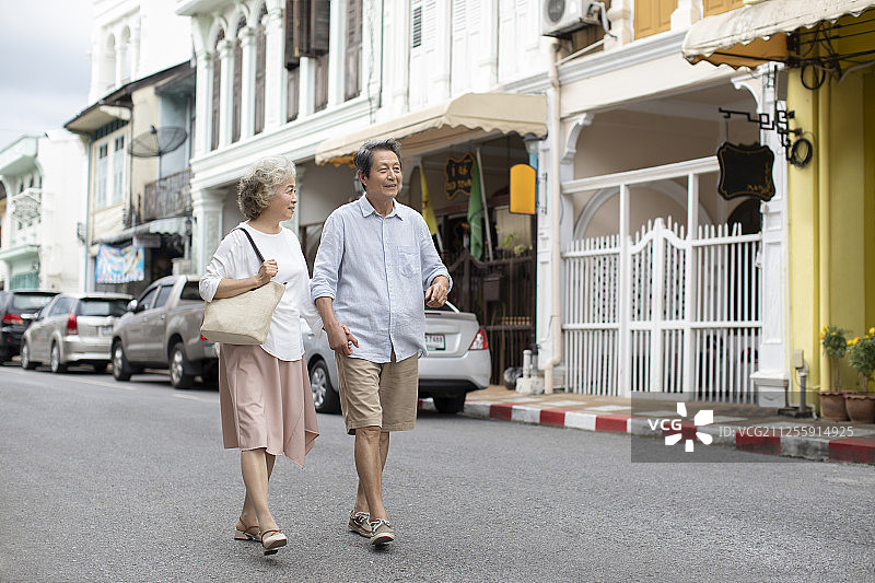快乐的老年夫妇在街头散步图片素材