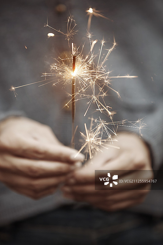 手持烟花的女人图片素材