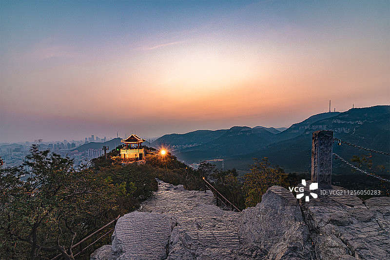 山东济南千佛山山顶日出图片素材