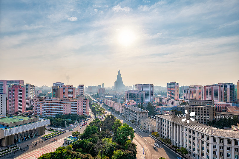 朝鲜平壤柳京饭店与城市天际线高视角图片素材