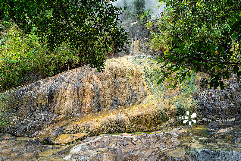 云南腾冲热海风景区-泉华裙图片素材