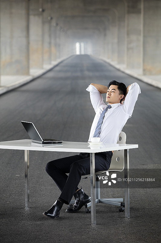 休息中的商务男士图片素材