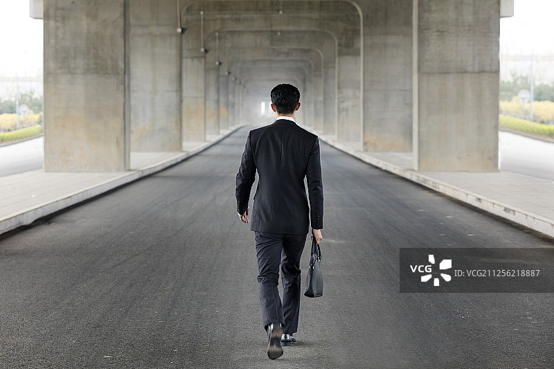 行走的商务男士图片素材