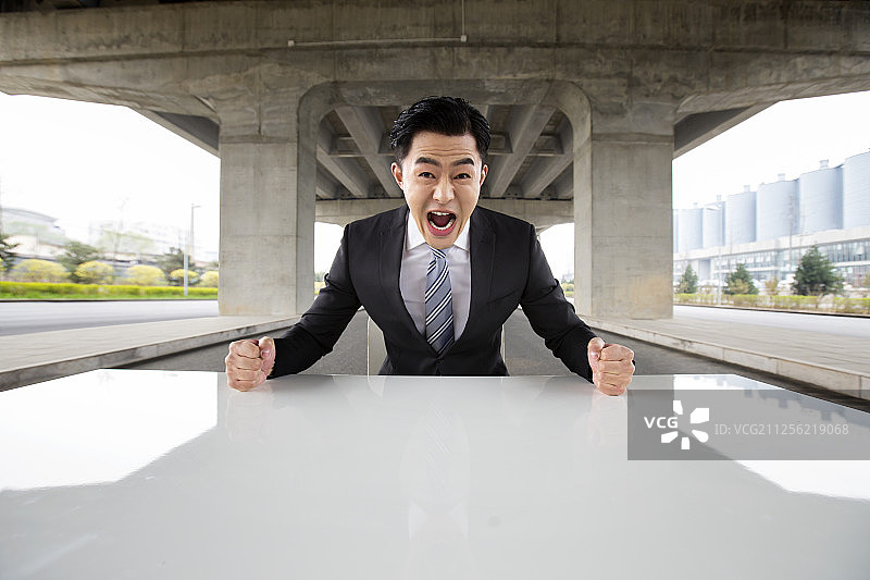 生气抓狂的商务男士图片素材
