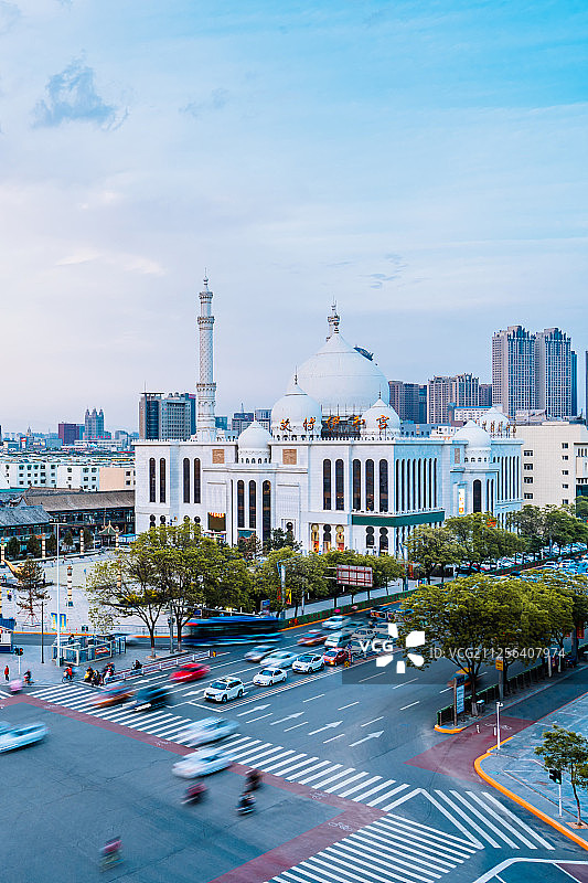 中国内蒙古呼和浩特伊斯兰建筑高视角黄昏风光图片素材