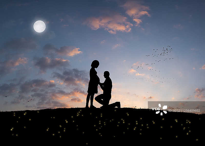 黄昏下的情侣图片素材