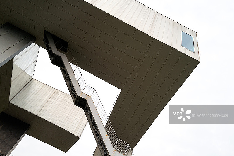 扭曲的现代抽象建筑体图片素材