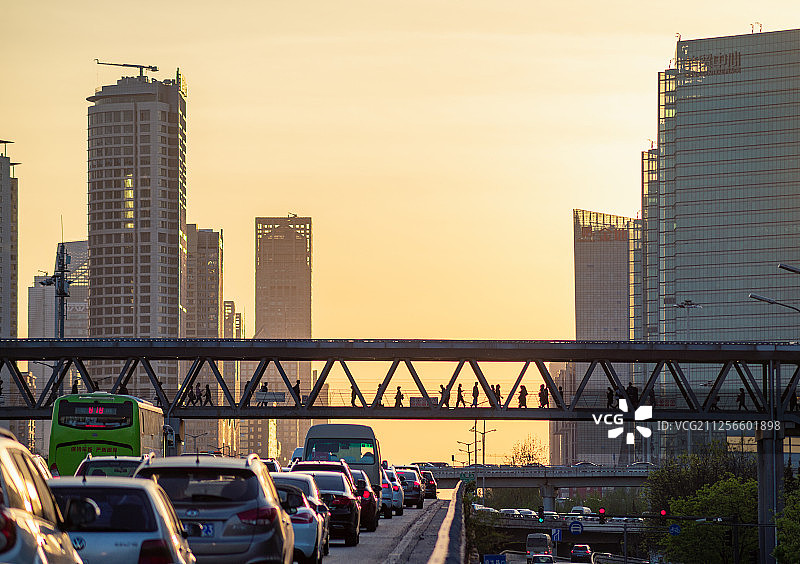 都市下班日落天桥公路繁忙人物剪影场景图片素材