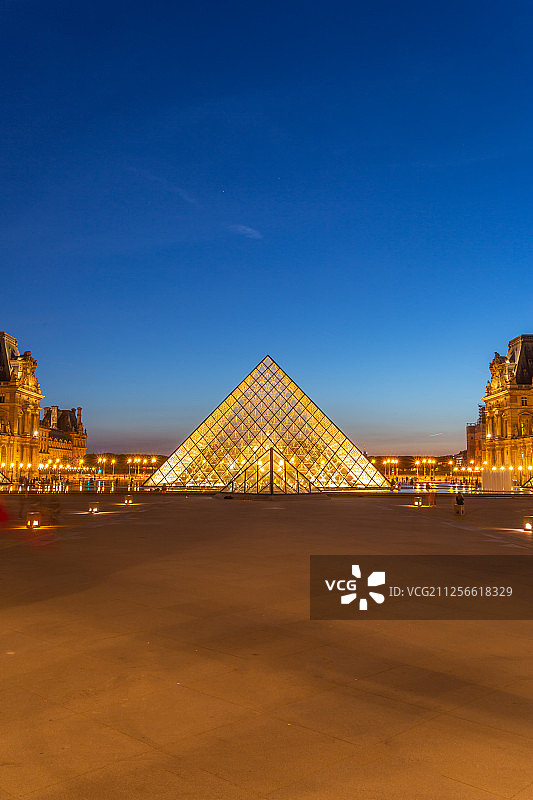 法国巴黎卢浮宫夜景图片素材