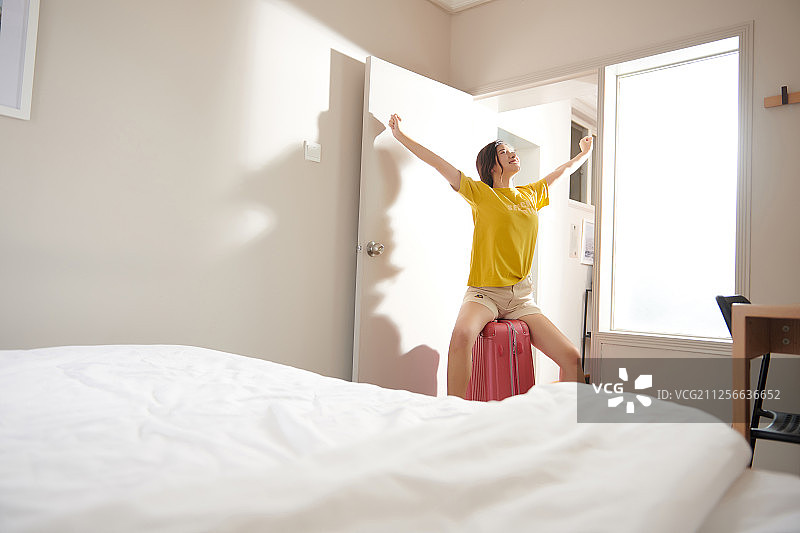 一个女青年激动的打开出租房图片素材