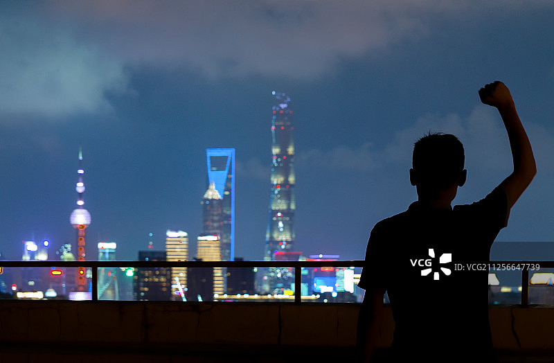 亚洲人物背影上海城市地平线夜景图片素材