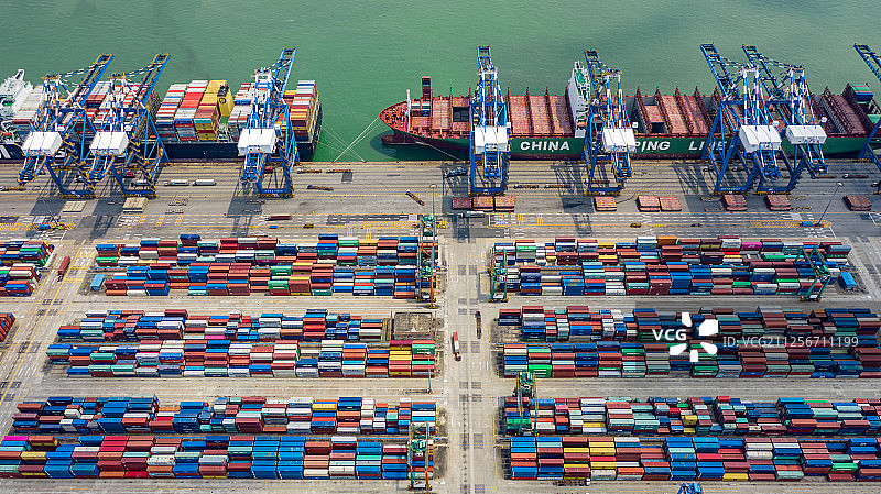 广州市南沙区 南沙客运港码头的集装箱货柜和运输船图片素材