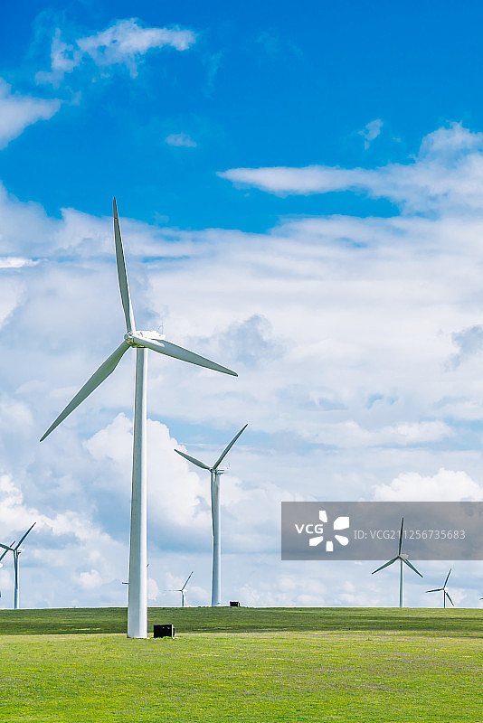 中国内蒙古辉腾锡勒草原上的风电场图片素材