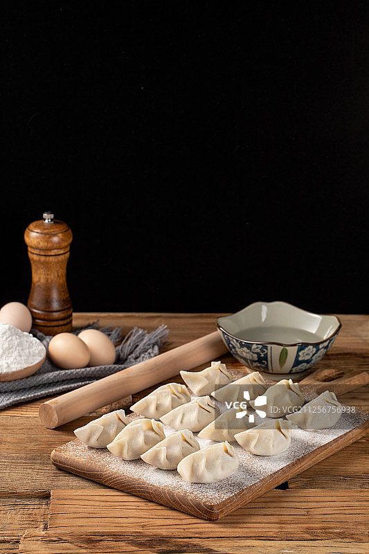 洒满面粉的木板上放着很多手工水饺图片素材