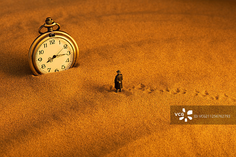 沙漠里一个成功商务人士看着怀表图片素材