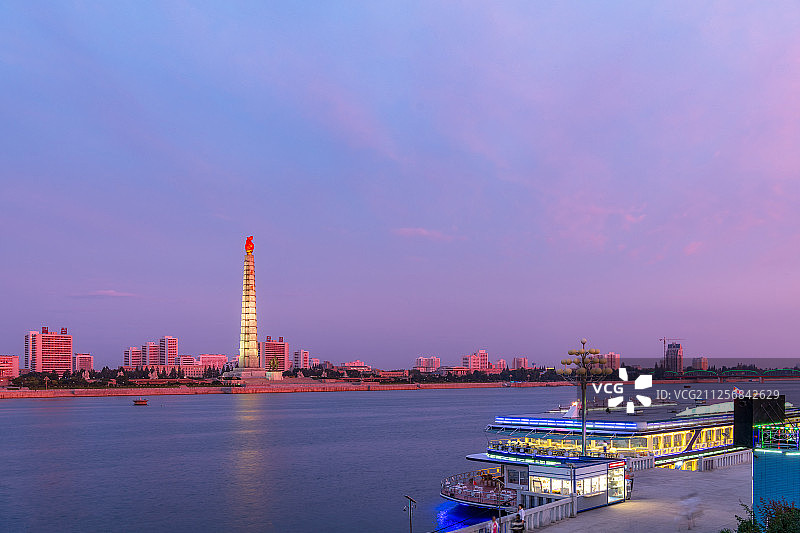 朝鲜平壤大同江畔主体思想塔晚霞图片素材