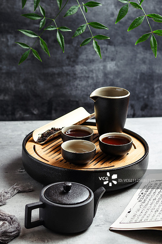 普洱红茶与黑陶茶具图片素材