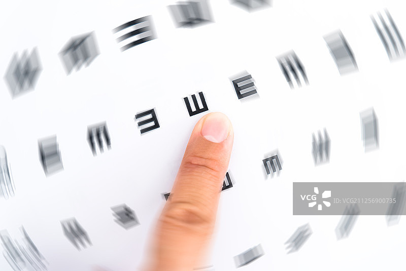 一只手指着视力表中的英文字母图片素材
