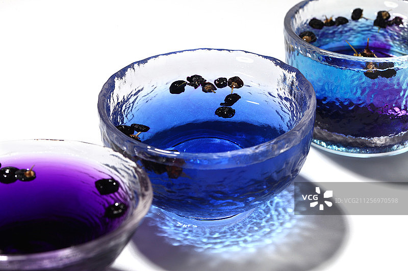 冲泡中的黑枸杞图片素材