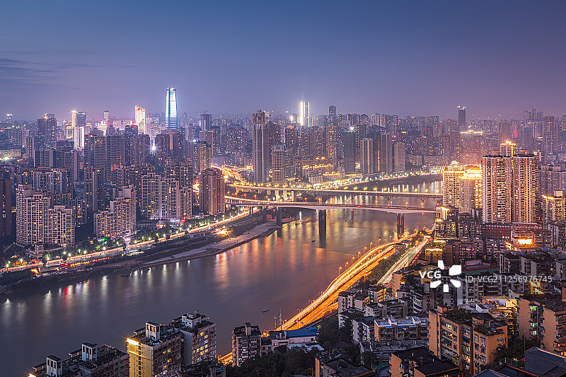 傍晚从渝中半岛制高点鹅岭公园瞰胜楼眺望重庆江北与嘉陵江大桥图片素材