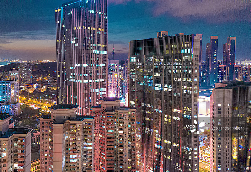 航拍青岛市南区高层住宅区夜景图片素材