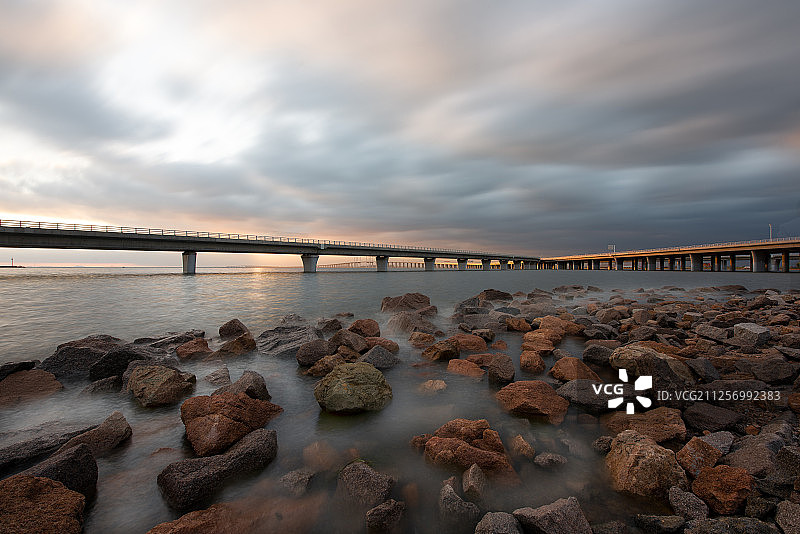 海边礁石大桥图片素材