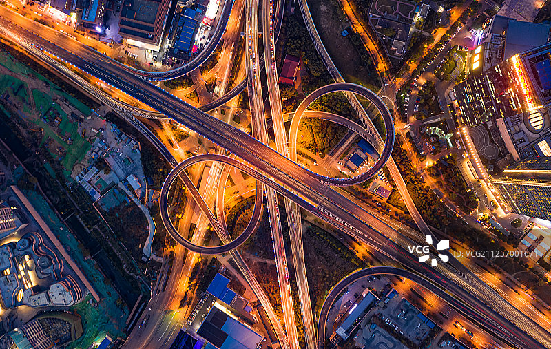 夜晚俯视济南二环南路英雄山路立交桥车流图片素材