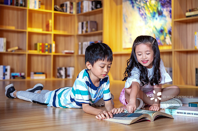 在书房里学习与玩耍的小男孩与小女孩图片素材