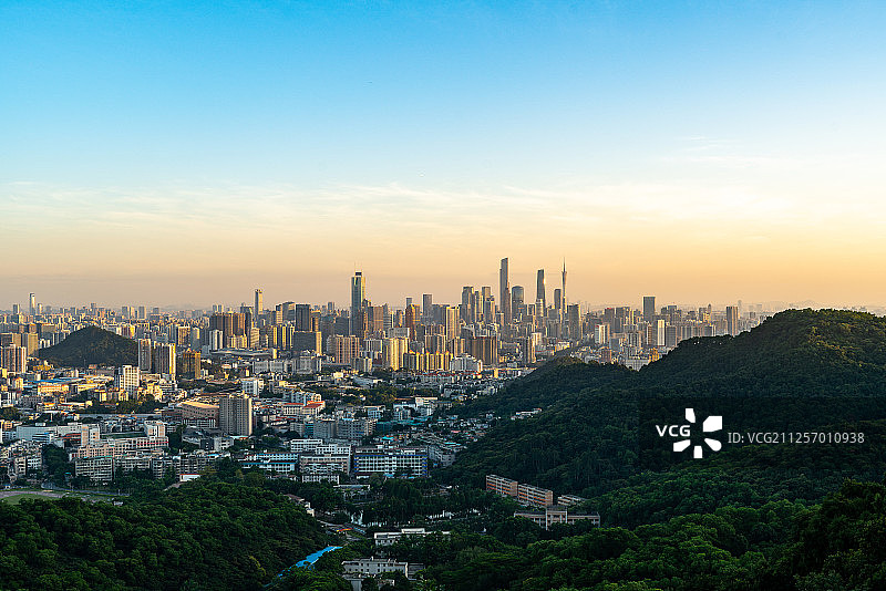 晴天下的广州城市天际线日落全景图片素材