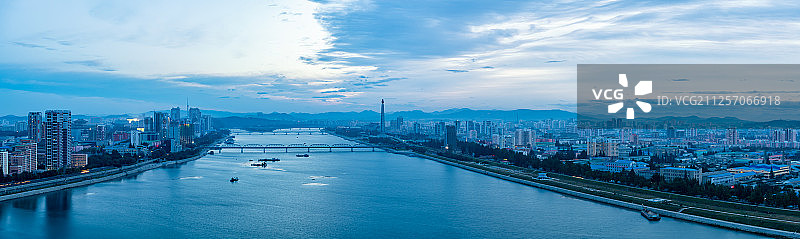 朝鲜平壤大同江畔城市风光高视角全景图图片素材
