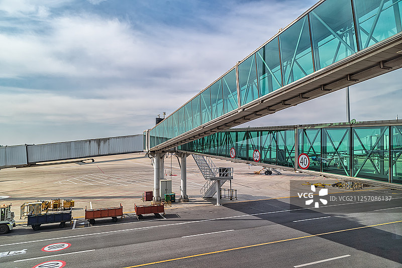 亚洲中国沈阳桃仙机场登机桥图片素材