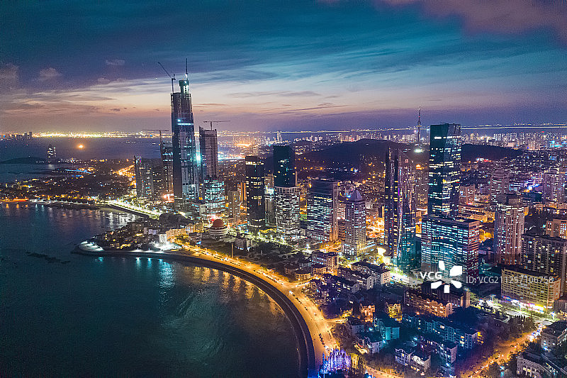 航拍青岛市南区沿海高层建筑群夜景图片素材