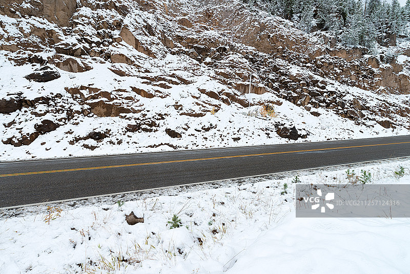 美国怀俄明州黄石公园89号公路汽车广告背景图图片素材