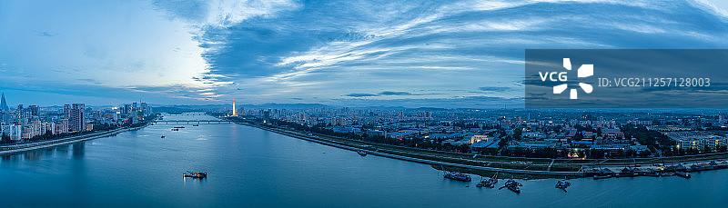 朝鲜平壤大同江畔城市风光高视角全景图图片素材