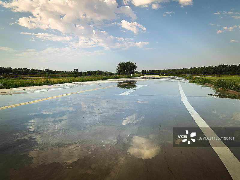 积水路面地面反射水下公路图片素材