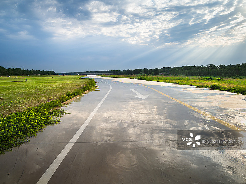 积水路面地面反射水下公路图片素材