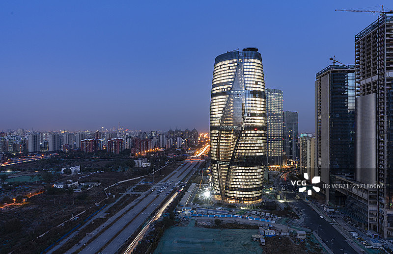 北京丽泽SOHO外观蓝调夜景图片素材