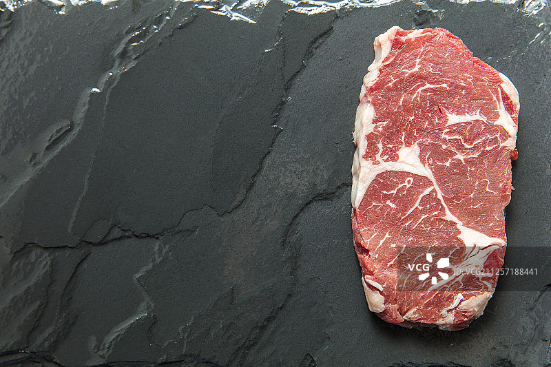 新鲜的生牛排图片素材