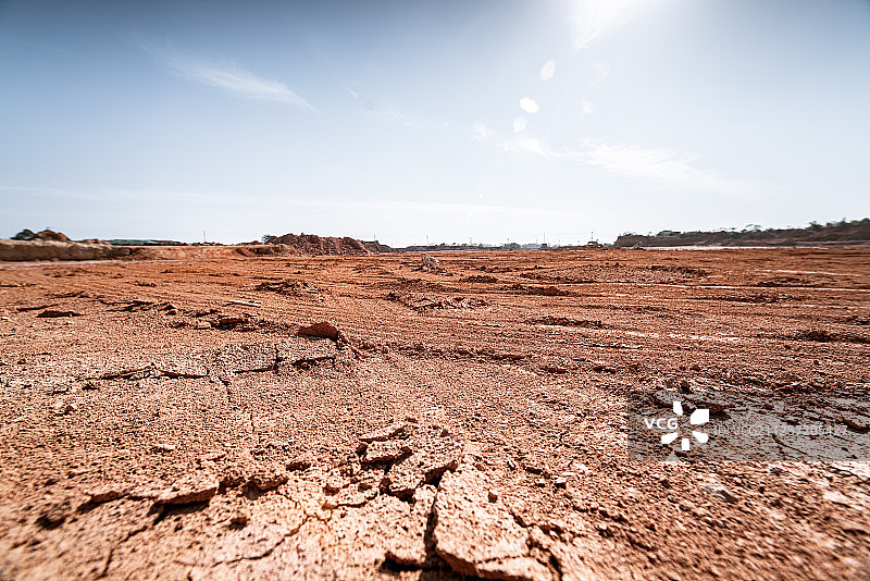 黄土地荒凉地区烈日下汽车广告背景图图片素材