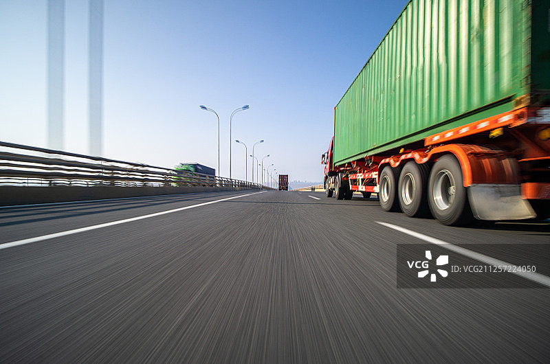 行驶在高速公路上的集装箱卡车图片素材