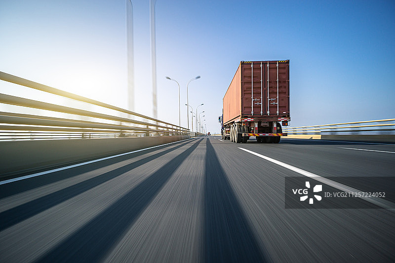 行驶在高速公路上的集装箱卡车图片素材