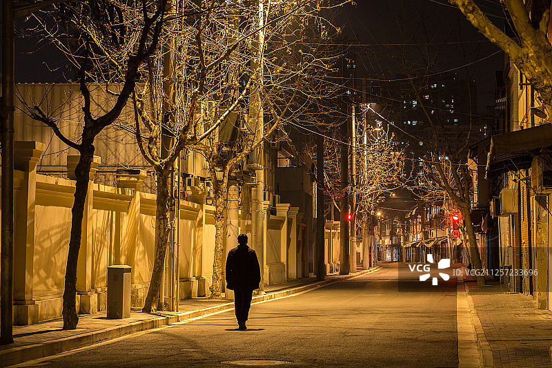 空旷街道中的一个人图片素材