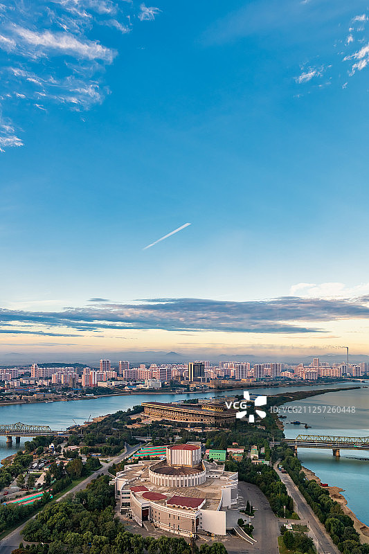 朝鲜平壤未来科学家大街与大同江两岸城市风光高视角图片素材