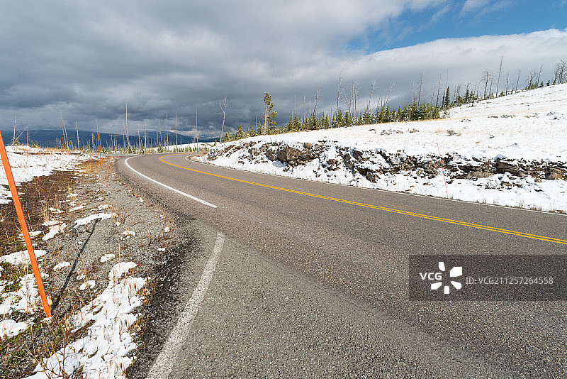 美国怀俄明州黄石公园内212号公路图图片素材
