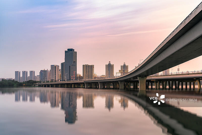 辽宁沈阳浑河桥对岸高楼水面倒影图片素材
