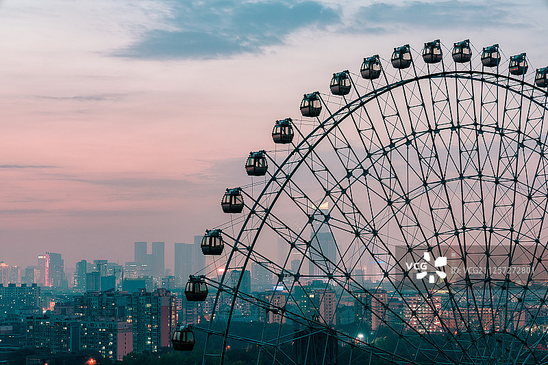 辽宁沈阳万泉公园城市黄昏日落远方的摩天轮图片素材