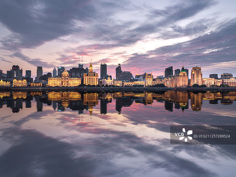 上海浦东新区看黄浦区外滩万国建筑夜景景观灯光图片素材