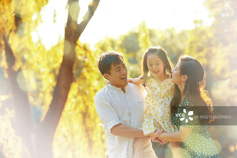 一家三口在公园玩耍图片素材