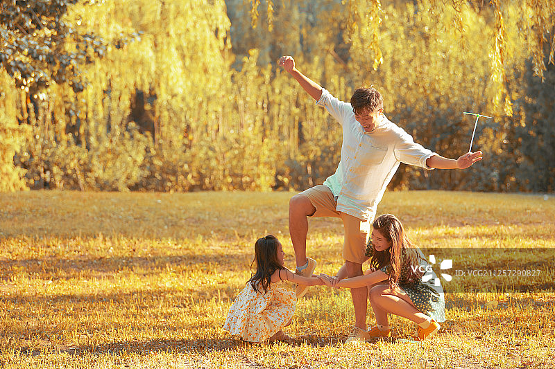 一家三口在公园做游戏图片素材