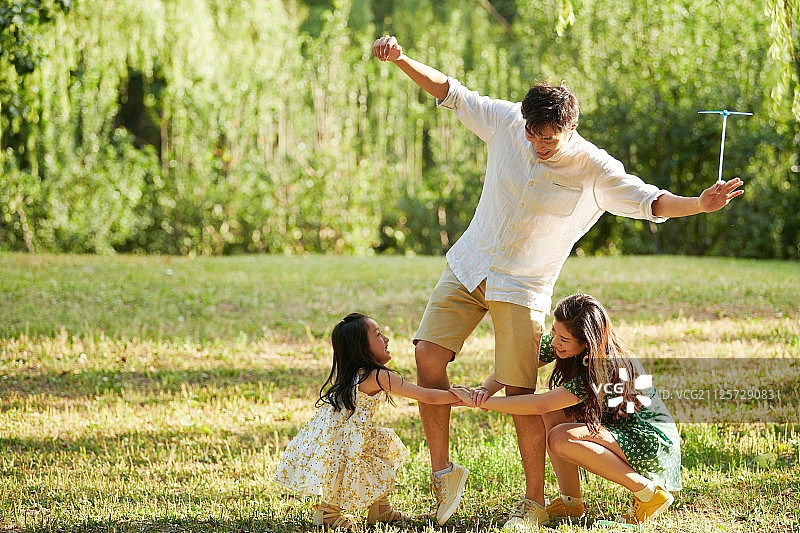 一家三口在公园做游戏图片素材